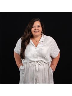 Associate - Nicolle Frias - RE/MAX HELLO