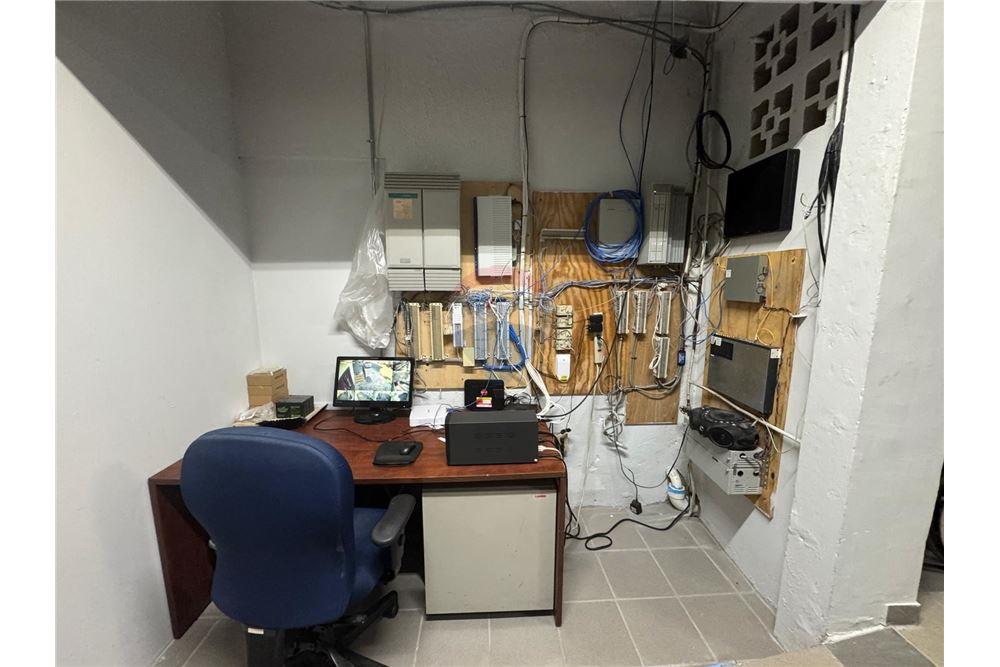 Bedrijfsmatig / Detailhandel - Te Koop - Puerto Nuevo, San Juan, Puerto Rico - 26 - 90102025-337