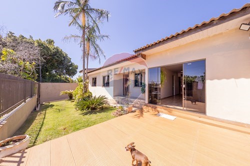 Venda-Casa-Rua Administração , 675  - Universitário , Cascavel , Paraná , 85819090-960151037-7